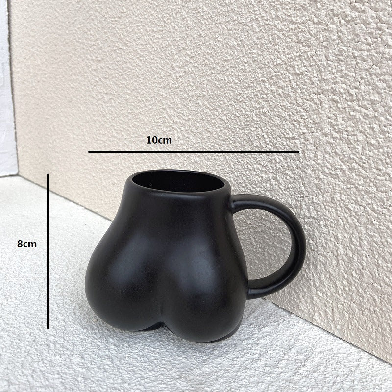 Taza de café con curvas femeninas