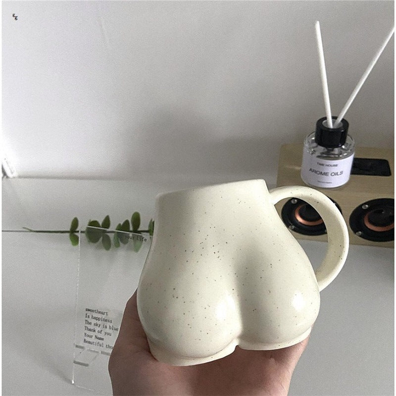 Taza de café con curvas femeninas