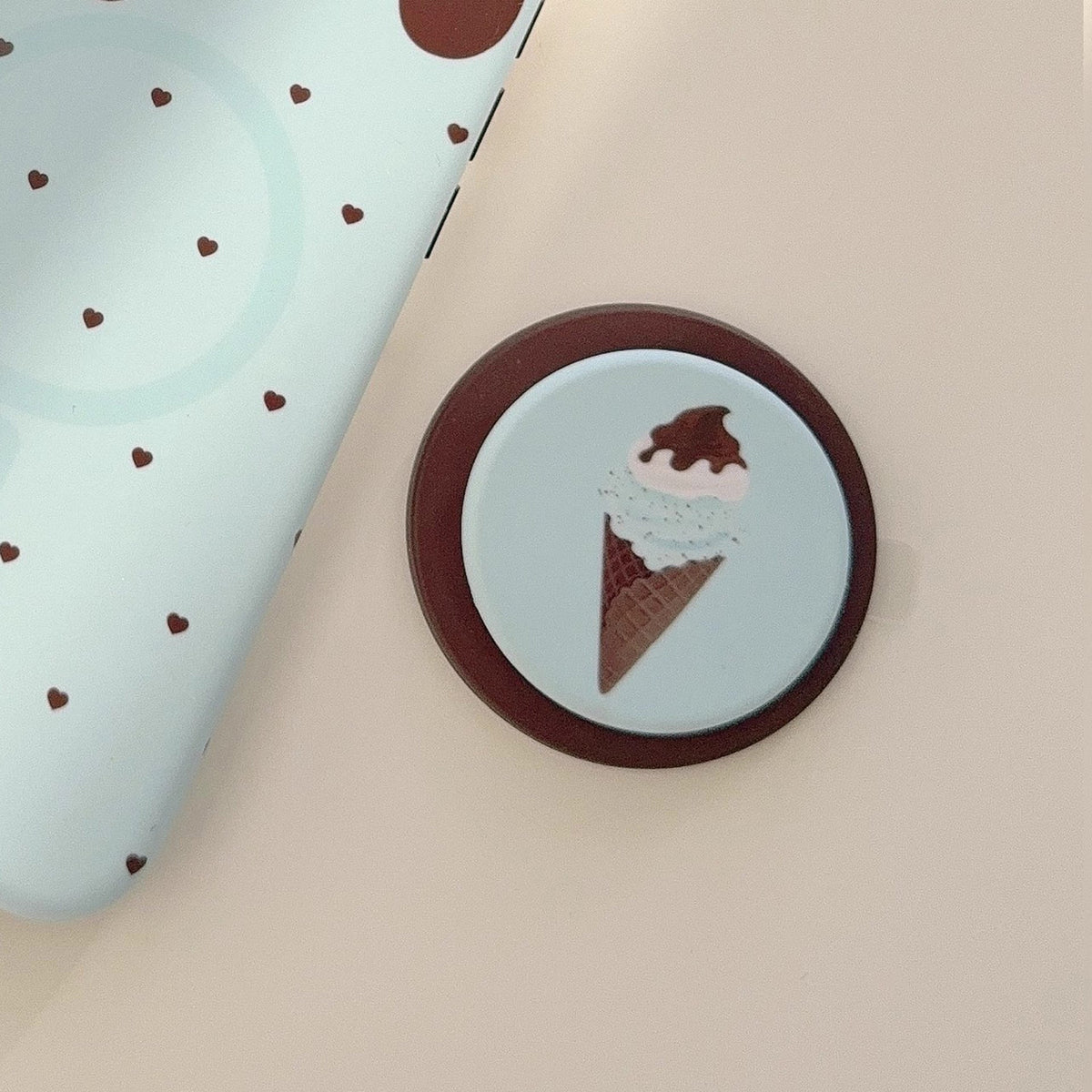 Taza de café con diseño de helado de menta y chocolate