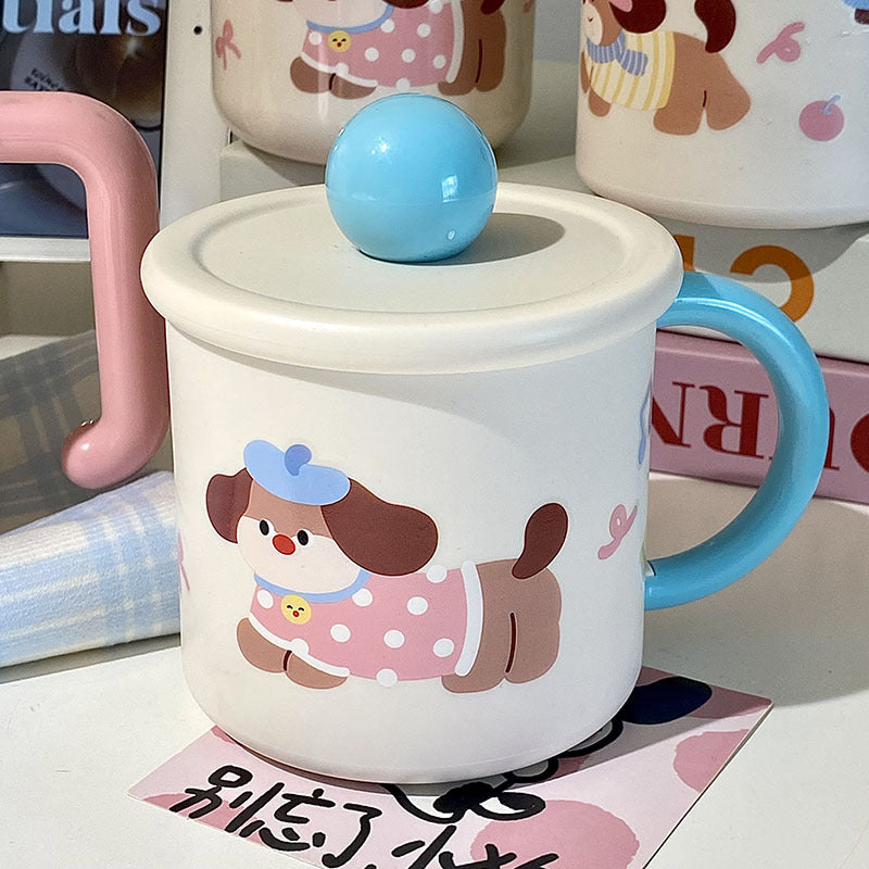 Taza de café con diseño de perro juguetón