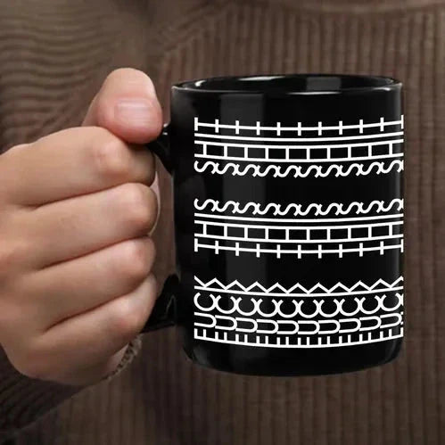 Taza de cerámica con mensaje oculto en el fondo