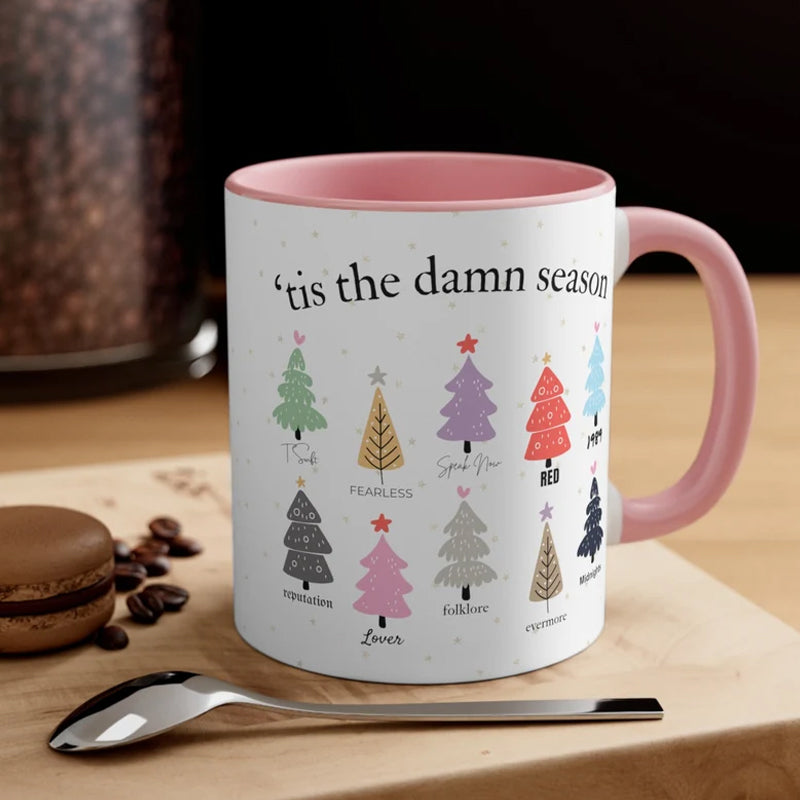 Taza navideña Tis The Damn Season con diseño de álbumes musicales como árboles de Navidad