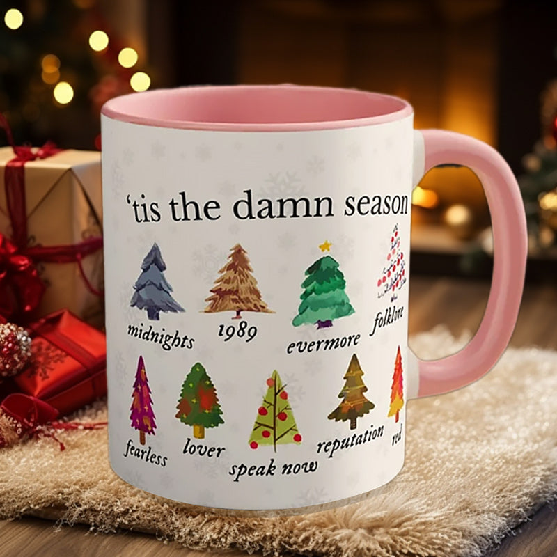 Taza navideña Tis The Damn Season con diseño de álbumes musicales como árboles de Navidad