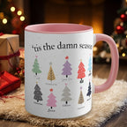 Taza navideña Tis The Damn Season con diseño de álbumes musicales como árboles de Navidad