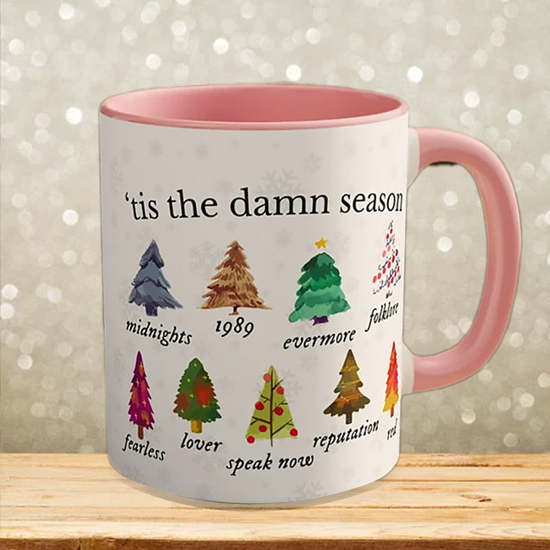 Taza navideña Tis The Damn Season con diseño de álbumes musicales como árboles de Navidad