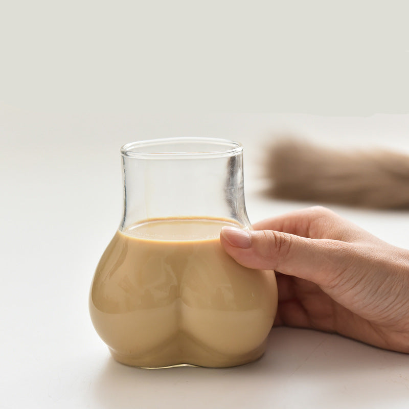 Vaso de cristal con curvas femeninas elegantes