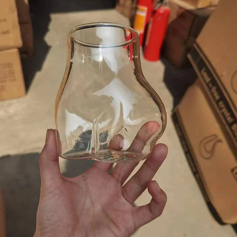 Vaso de cristal con curvas femeninas elegantes