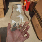Vaso de cristal con curvas femeninas elegantes