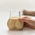 Vaso de cristal con curvas femeninas elegantes