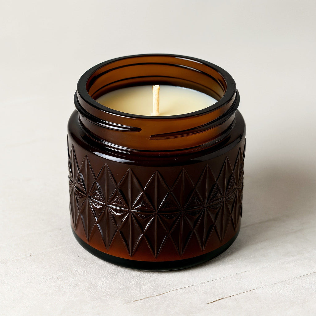 ORNISHOP Cedarwood Musk Soy Candle — Tarro marrón oscuro con textura en relieve