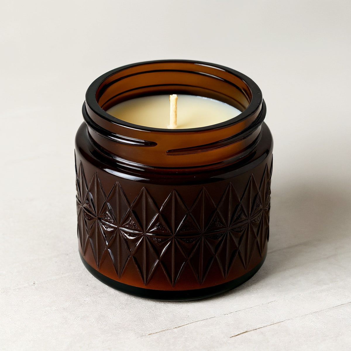 ORNISHOP Cedarwood Musk Soy Candle — Tarro marrón oscuro con textura en relieve