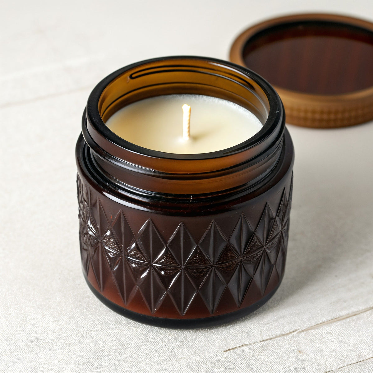 ORNISHOP Cedarwood Musk Soy Candle — Tarro marrón oscuro con textura en relieve