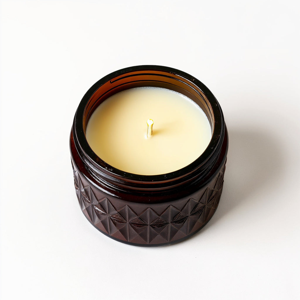 ORNISHOP Cedarwood Musk Soy Candle — Tarro marrón oscuro con textura en relieve