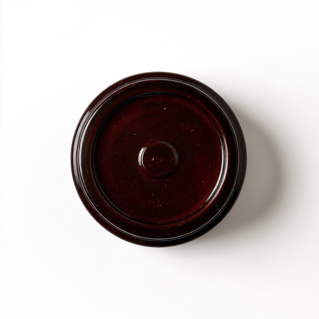 ORNISHOP Cedarwood Musk Soy Candle — Tarro marrón oscuro con textura en relieve