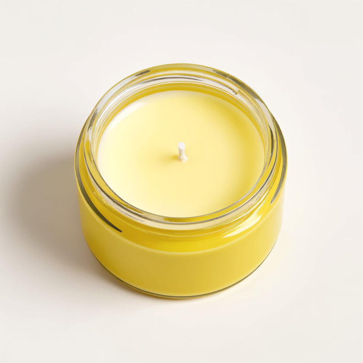 ORNISHOP Lemongrass Soy Candle — Tarro amarillo brillante con diseño minimalista