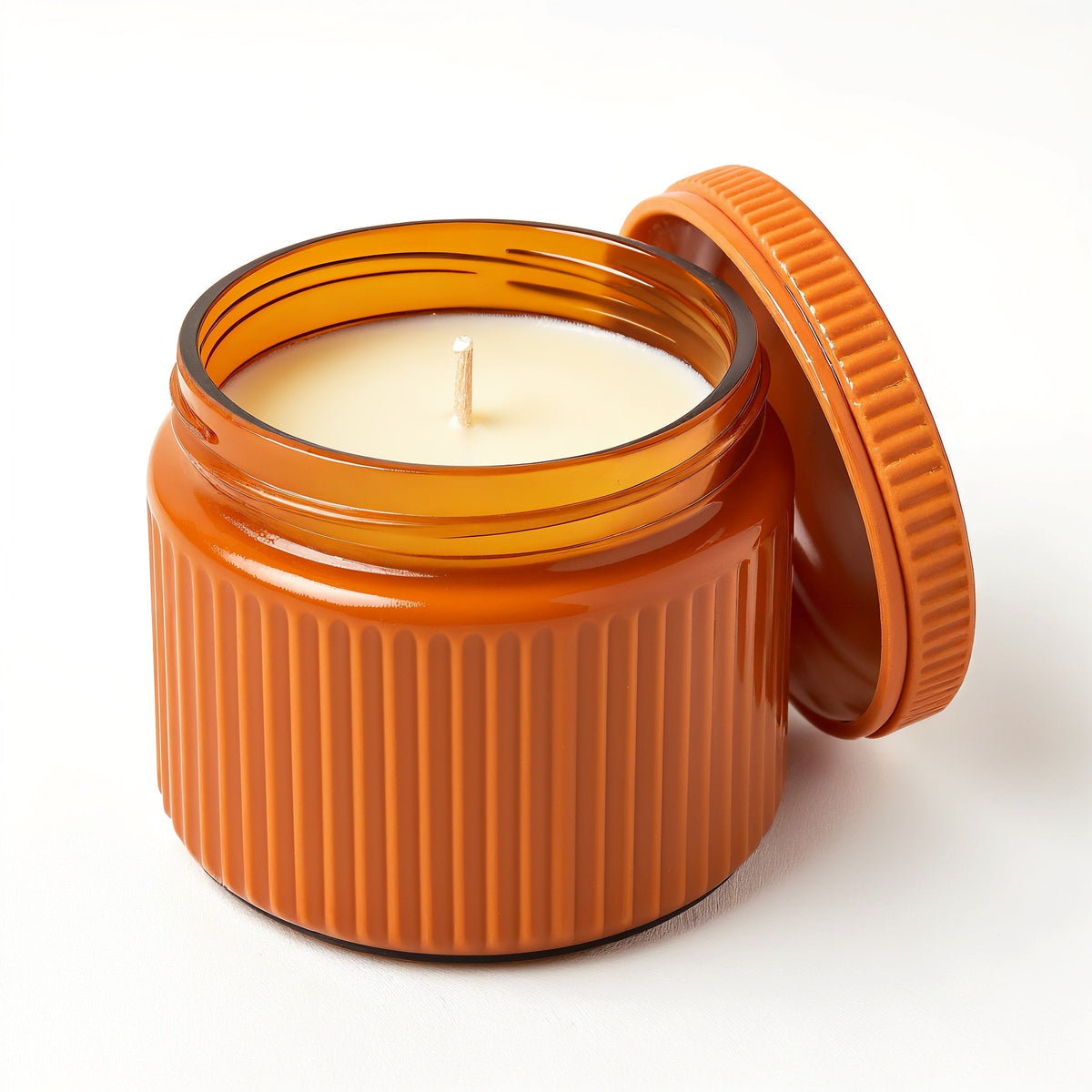 Vela de soja Ginger Spice de ORNISHOP — Tarro naranja con textura acanalada