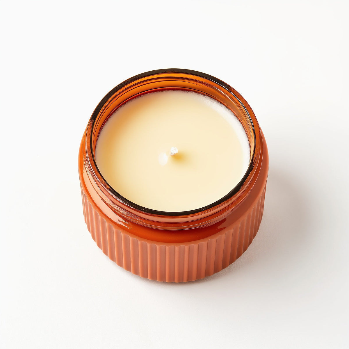 Vela de soja Ginger Spice de ORNISHOP — Tarro naranja con textura acanalada
