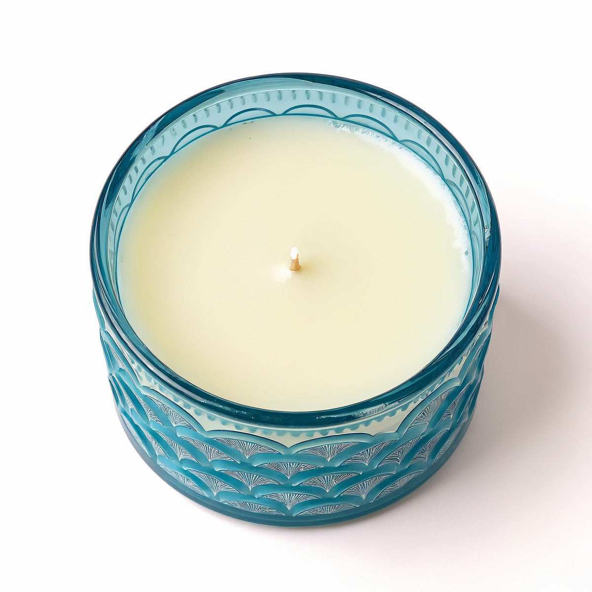 Vela de soja Ocean Mist de ORNISHOP en tarro de cristal azul con patrón de olas