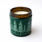 Vela de soja Pine Forest de ORNISHOP — Tarro verde oscuro con motivo de pino