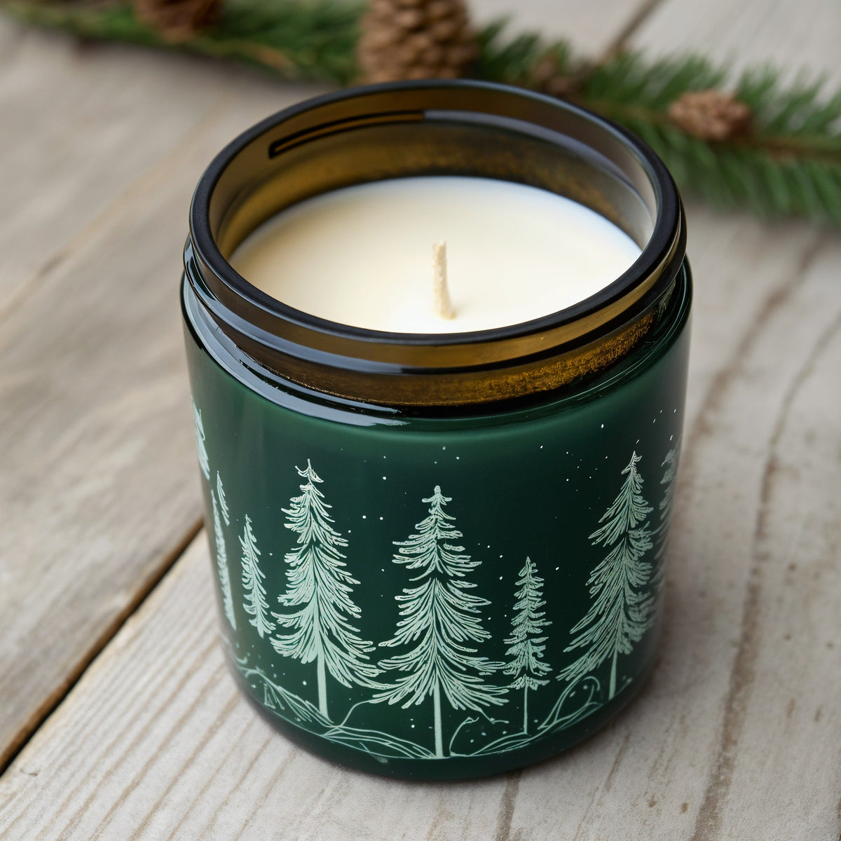 Vela de soja Pine Forest de ORNISHOP — Tarro verde oscuro con motivo de pino