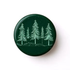 Vela de soja Pine Forest de ORNISHOP — Tarro verde oscuro con motivo de pino