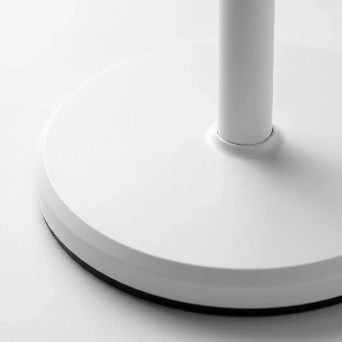 Ventilador de pie de plástico | Carcasa blanca con mando a distancia | Diez velocidades y oscilación de 90 grados