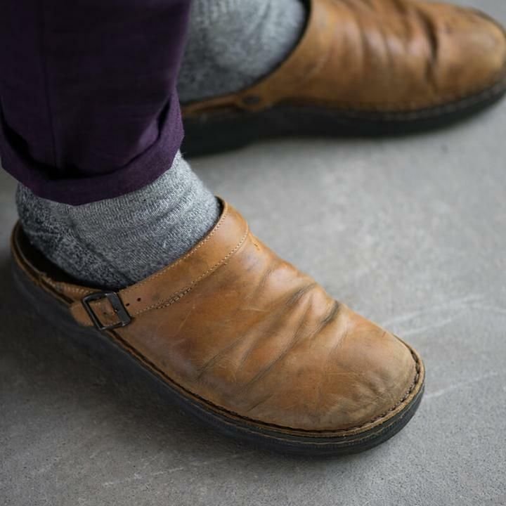 Zuecos cerrados de efecto piel con hebilla lateral, sin cordones, plantilla acolchada, para hombre y mujer, beige, marró