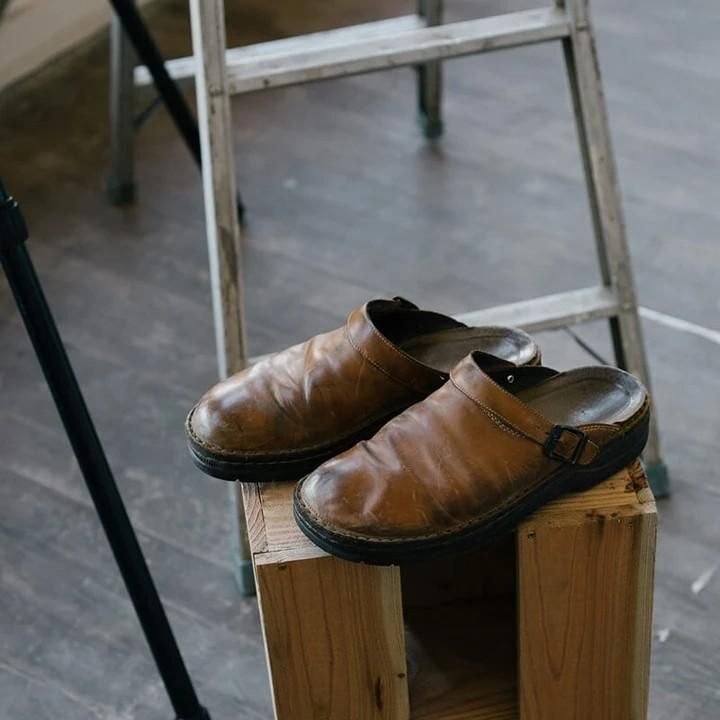 Zuecos cerrados de efecto piel con hebilla lateral, sin cordones, plantilla acolchada, para hombre y mujer, beige, marró